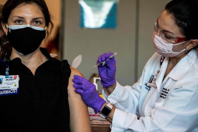 미 플로리다주 메모리얼 헬스케어시스템의 응급요원이 코로나19 백신을 맞고 있다. AFP 연합뉴스