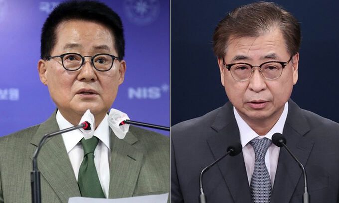 박지원 전 국가정보원장(오른쪽)과 서훈 전 청와대 국가안보실장. 연합뉴스