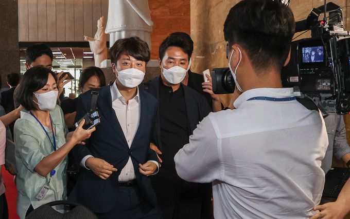 오는 7일 성상납 의혹 관련 당 윤리위원회를 앞두고 있는 이준석 국민의힘 대표가 5일 서울 여의도 국회 당대표실로 향하고 있다. 이날 이 대표는 취재진 질문에 일절 답변하지 않았다. 공동취재사진