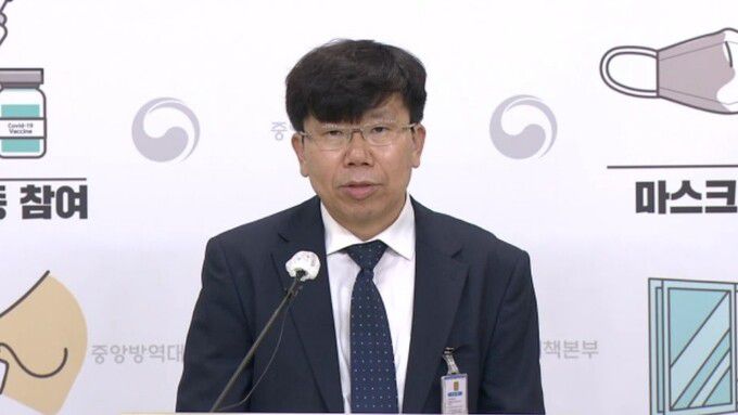 5일 김남중 대한감염학회 이사장이 중대본 코로나19 정례브리핑에서 원숭이두창 관련 질의응답을 하고 있는 모습.