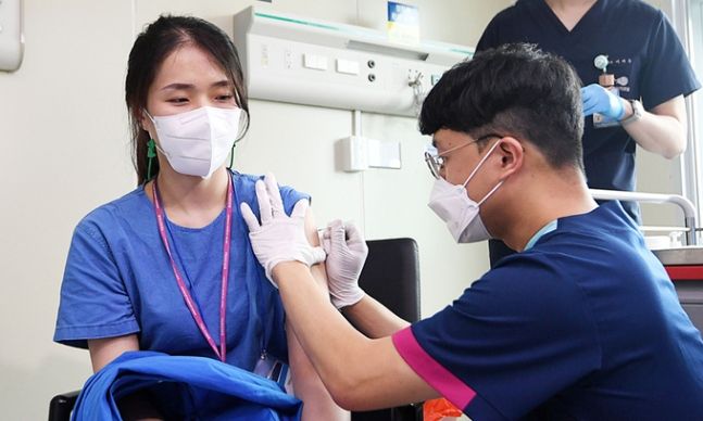 지난 6월 27일 이한나 국립중앙의료원 감염격리병동 간호사가 서울 중구 의료원 본관에서 원숭이두창 감염 예방을 위한 사람 두창 백신을 접종받고 있다. 뉴스1