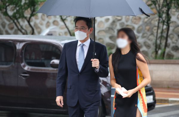 정의선 현대차그룹 회장의 장녀 결혼식에 참석하는 이재용 삼성전자 부회장(왼쪽)과 그의 딸 이원주 양. 연합뉴스