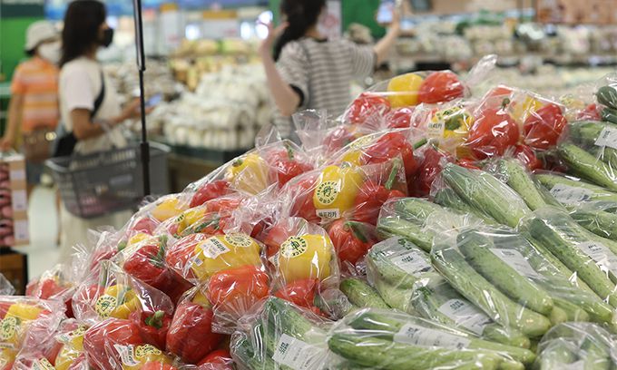 먹거리 물가 오름세가 지속 중인 지난 4일 서울의 한 대형마트에서 시민들이 장을 보고 있다. 연합뉴스