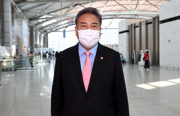 박진 외교부 장관이 5일 오후 인천국제공항 제1터미널에서 싱가포르로 출국하기 전 주요 20개국(G20) 외교장관 회의 참석의 의미와 소감 등을 밝히고 있다. 인천공항=연합뉴스