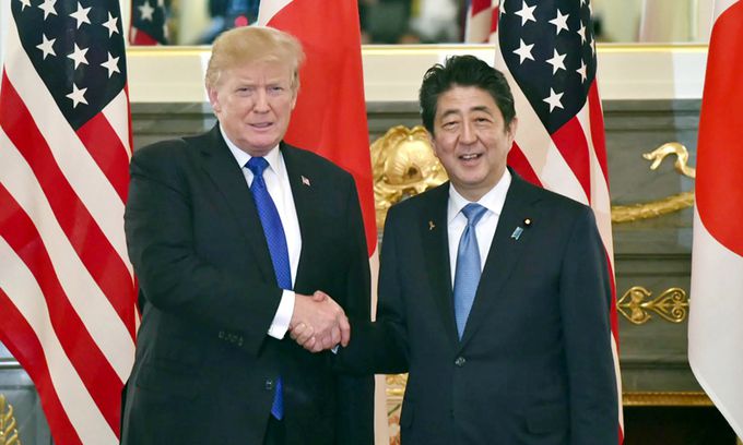 도널드 트럼프 전 미국 대통령(사진 왼쪽)과 아베 신조(安倍晋三) 전 일본 총리가 지난 2017년 11월6일 도쿄에서 정상회담 후 악수를 하고 있다. 세계일보 자료사진