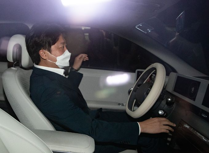 중앙윤리위원회에 출석해 '성 상납 증거인멸 교사' 의혹에 대해 소명한 국민의힘 이준석 대표가 8일 국회를 나서고 있다.    공동취재