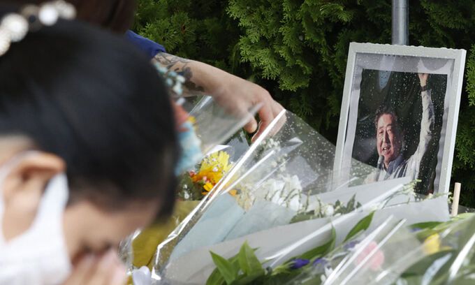 지난 9일 아베 신조(安倍晋三) 전 일본 총리가 전날 자민당 후보 지지 연설을 하던 중 총상을 입은 현장 인근 임시 추모비에 사진이 전시돼 있다. 나라=AP연합뉴스