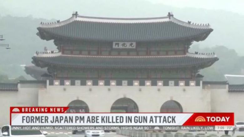 미국 NBC 방송이 지난 8일(현지시간) 아베 신조 전 일본 총리의 사망 소식을 전하며 서울 광화문 전경을 자료화면으로 사용했다. 커티스 후크 뉴스버스터스 편집장 트위터 갈무리