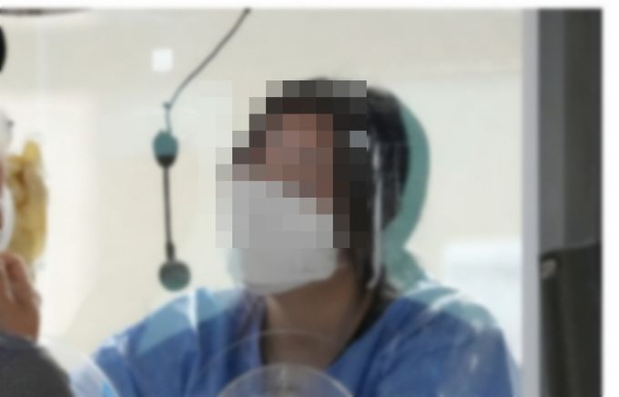 8일 오전 서울 용산구보건소 신종 코로나라비어스 감염증(코로나19) 선별진료소에서 시민들이 진단검사를 받고 있다. 뉴스1