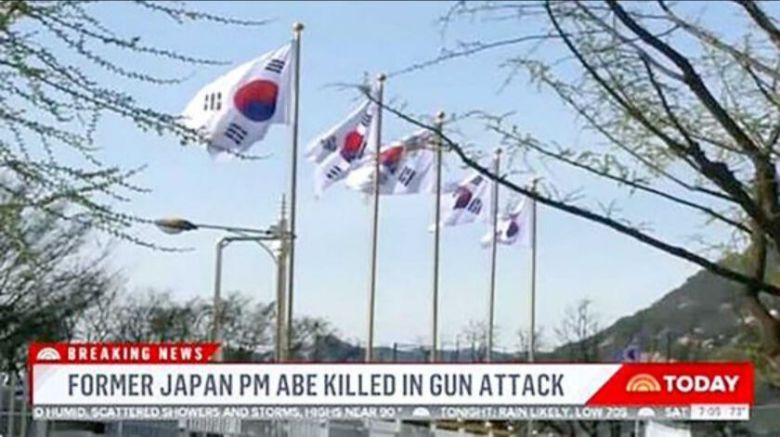 미국 NBC 방송이 지난 8일(현지시간) 아베 신조 전 일본 총리의 사망 소식을 전하면서 태극기가 걸려 잇는 게양대를 자료화면으로 사용했다. 커티스 후크 뉴스버스터스 편집장 트위터 갈무리