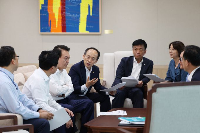 윤석열 대통령이 8일 오전 용산 대통령실에서 제1차 비상경제민생회의를 주재하기 전 추경호 경제부총리 겸 기획재정부 장관, 최상목 경제수석, 이영 중소벤처기업부 장관 등과 사전 환담을 하고 있다. 대통령실 제공