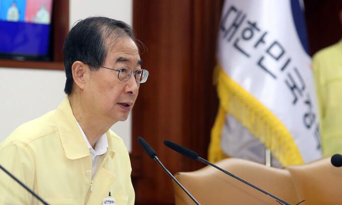 한덕수 국무총리가 13일 서울 종로구 세종대로 정부서울청사에서 열린 코로나19 중대본 회의에서 모두 발언을 하고 있다. 뉴스1