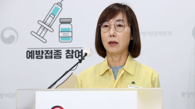 백경란 질병관리청장이 13일 오전 충북 청주 질병관리청에서 코로나19 여름철 재유행 대비·대응 방안 등을 발표하고 있다. 뉴시스