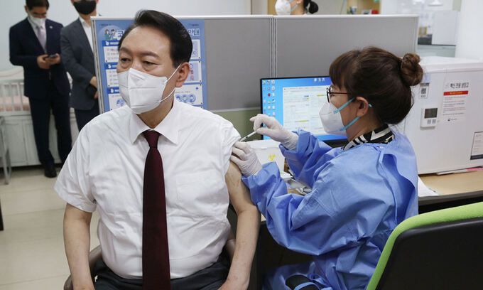 윤석열 대통령이 13일 서울 중구보건소에서 신종 코로나바이러스 감염증(코로나19) 백신 4차 예방접종을 하고 있다. 윤 대통령은 예방접종 뒤 “국민 여러분의 많은 동참을 호소드린다”고 밝혔다. 대통령실사진기자단