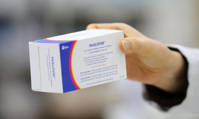 서울 시내 한 약국에서 약사가 경구용 코로나19 치료제 팍스로비드를 들어 보이고 있다. 뉴시스