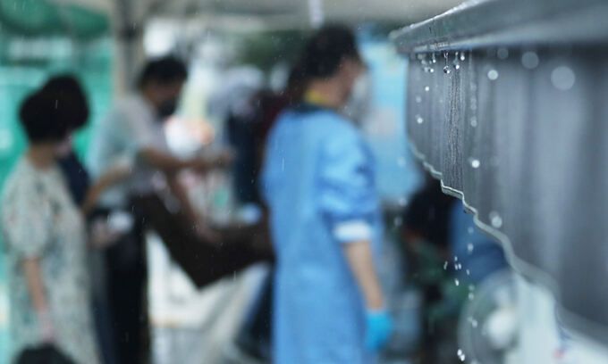 13일 서울 종로구 보건소 선별진료소에서 시민들이 관계자의 안내를 받으며 코로나19 검사를 기다리고 있다. 연합뉴스