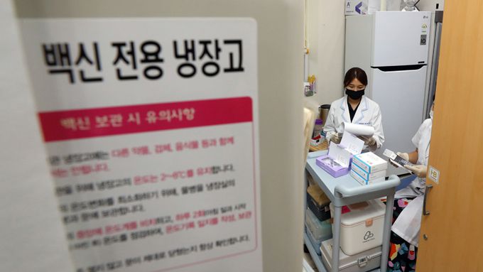 정부가 4차 접종의 연령대를 50대와 18세 이상 기저질환자 등에 대해서도 확대하기로 한 13일 오후 광주 북구보건소에서 의료진이 코로나19 백신 물량을 확인하고 있다. 연합뉴스
