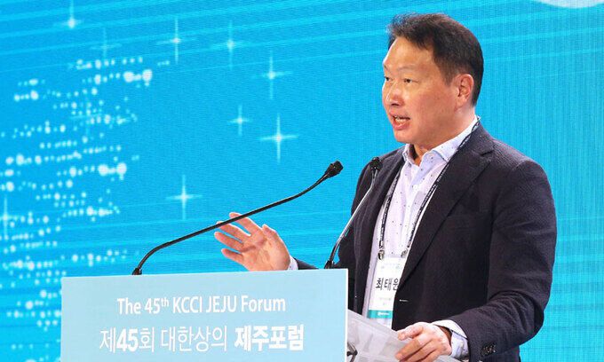 최태원 대한상공회의소 회장이 13일 제주 서귀포시 해비치호텔앤리조트에서 열린 '제45회 대한상의 제주포럼'에서 개회사를 하고 있다. 대한상공회의소 제공