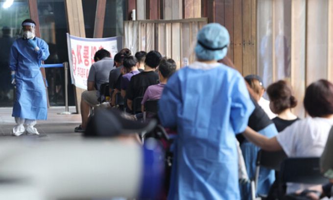 신종 코로나바이러스 감염증(코로나19) 신규 확진자 수가 3만9196명을 기록한 14일 오전 서울 송파구 보건소 선별진료소가 검사를 받으려는 시민들로 북적이고 있다. 연합뉴스