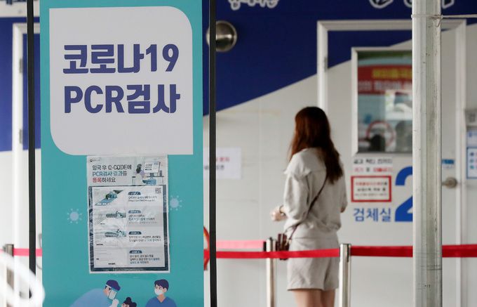 인천에 거주하는 60대 남성이 국내에서는 처음으로 면역회피 특성이 더 큰 것으로 알려진 일명 코로나19 '켄타우로스' 변이 바이러스에 감염된 것으로 확인된 가운데 15일 인천시 남동구 남동구청 안심 선별진료소에서 한 시민이 검체 검사를 기다리고 있다. 인천=연합뉴스