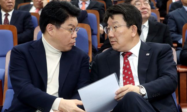 권성동 국민의힘 당대표 직무대행 겸 원내대표(오른쪽)와 장제원 의원. 뉴스1