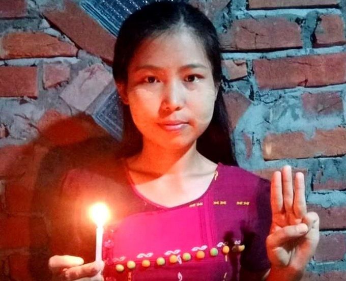 미얀마의 쿠데타 정권에 반대하다가 희생된 간호사 자를리 나잉. 군부에 항의하는 뜻으로 세 손가락 경례를 하고 있다. BBC 홈페이지