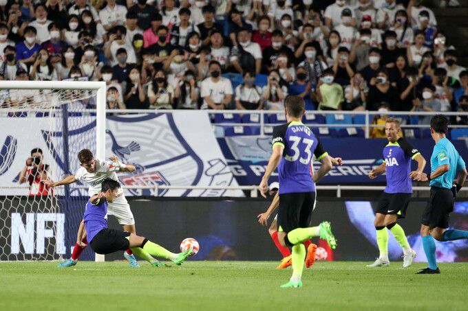 토트넘 손흥민이 16일 수원월드컵경기장에서 열린 쿠팡플레이 시리즈 2차전 토트넘 홋스퍼와 세비야FC의 경기, 상대문전 앞에서 케인에게 어시스트를 하고 있다. 뉴스1