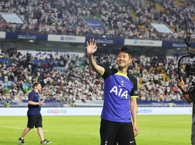16일 경기도 수원월드컵경기장에서 열린 토트넘 홋스퍼와 세비야 FC의 친선 경기. 토트넘 손흥민이 경기가 끝난 후 팬들에게 인사하고 있다. 연합뉴스