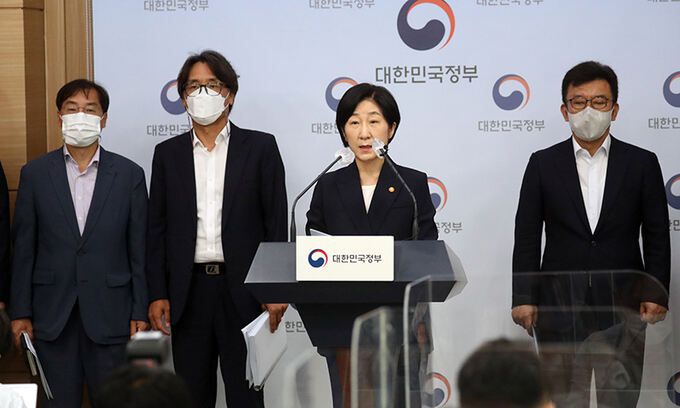 한화진 환경부 장관이 18일 서울 종로구 정부서울청사 별관에서 새 정부 업무보고 관련 브리핑을 하고 있다. 뉴스1