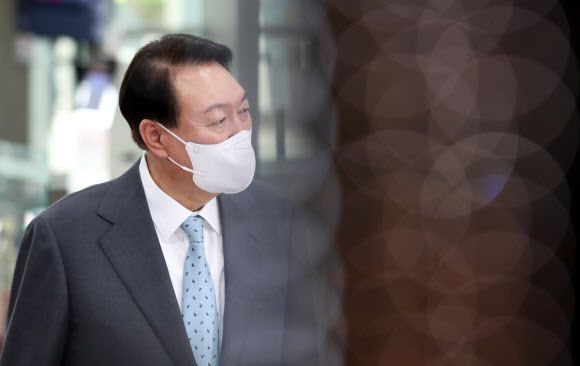 윤석열 대통령이 20일 서울 용산 대통령실 청사로 출근하며 취재진 질문에 답하고 있다. 뉴시스