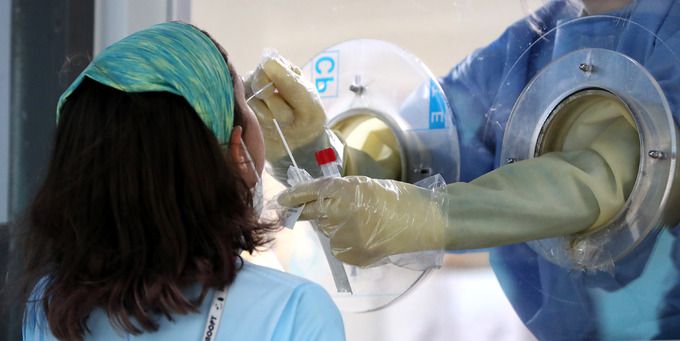 19일 오후 서울 용산구보건소 선별진료소에서 어린이가 코로나19 검사를 받고 있다. 뉴시스