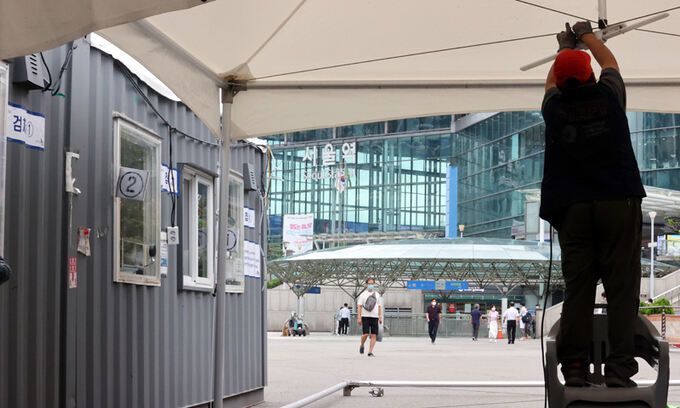 임시선별검사소 재설치 21일 서울역 광장에 코로나19 임시선별검사소가 설치되고 있다. 서울역 임시선별검사소는 지난 6월1일 철거됐으나 최근 코로나19가 재유행하면서 오는 25일부터 운영이 재개된다. 정부는 전국에 임시선별검사소 70곳을 추가로 열기로 했다. 연합뉴스