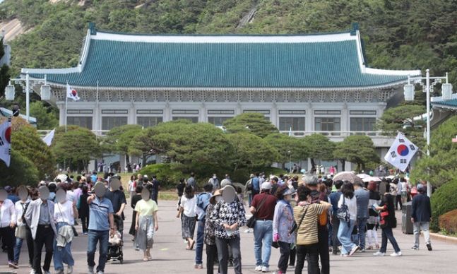 청와대 본관 내부 일부 및 관저 내부가 일반인들에게 공개된 지난 5월 26일 시민들이 청와대 본관 입장을 위해 길게 줄 서 있다. 뉴시스