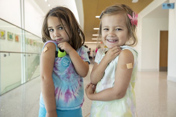 21일(현지시간) 미국 루이지애나주 뉴올리언스의 한 어린이 병원에서 코로나19 백신 접종을 마친 4세 아이들이 접종 부위에 붙인 밴드를 내보이며 자랑하고 있다. 워싱턴=AP 연합뉴스