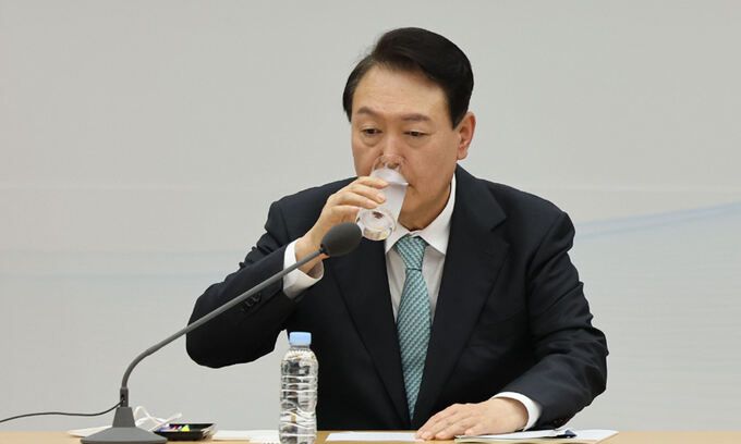 윤석열 대통령이 지난 27일 서울 용산 대통령실 청사에서 열린 국민통합위원회 출범식에 목을 축이고 있다. 대통령실통신사진기자단