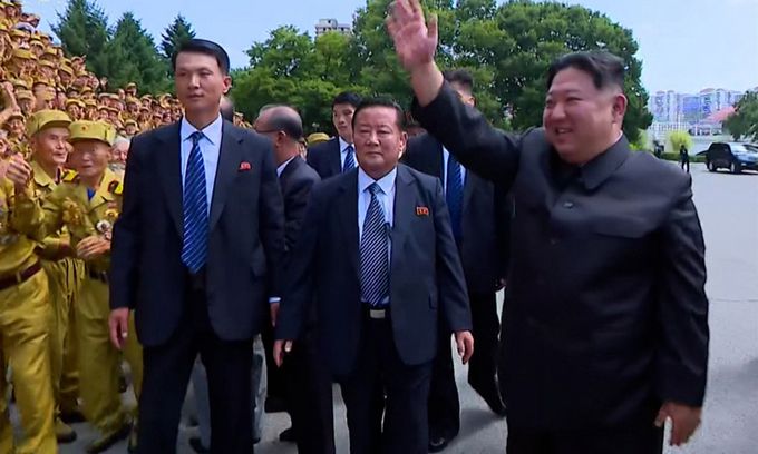 북한 김정은 국무위원장이 지난 28일 정전협정 체결 69주년(전승절)을 뜻깊게 기념한 제8차 전국노병대회 참가자들을 조국해방전쟁승리기념탑 앞에서 만나 기념사진을 찍었다고 조선중앙TV가 29일 보도했다. 연합뉴스