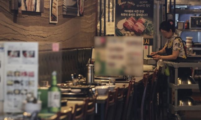 지난 24일 서울시내의 한 식당에서 종업원이 음식을 정리하고 있는 모습. 뉴시스