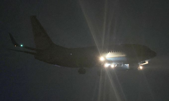 낸시 펠로시 미국 하원의장이 탑승한 비행기가 3일 경기도 평택시 주한미공군 오산기지에 착륙하고 있다. 연합뉴스