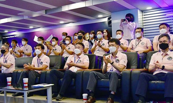 한국항공우주연구원 연구진이 5일 오전 다누리 관람실에서 다누리 달 궤도선과 발사체가 분리에 성공하자 환호하고 있다. 한국항공우주연구원 제공