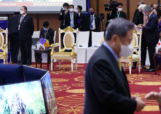 박진 외교부 장관(앞)과 안광일 북한 주인도네시아 대사 겸 주아세안 대표부 대사가 5일 캄보디아 프놈펜 소카호텔에서 열린 아세안지역안보포럼(ARF) 외교장관회의에 참석하고 있다. 뉴스1