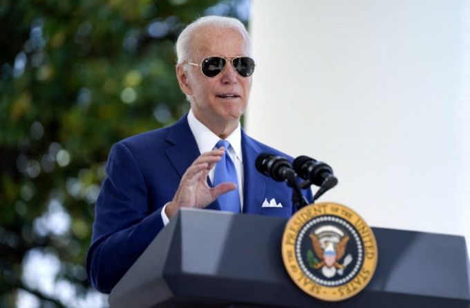 코로나19 확진으로 관저에 격리 중인 조 바이든 미국 대통령이 5일(현지시간) 집무실 말고 다른 공간에서 대국민 화상연설을 하고 있다. 워싱턴=EPA연합뉴스