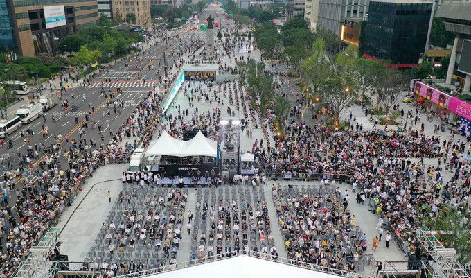 광화문광장 개장 첫날인 6일 오후 서울 종로구 광화문광장을 찾은 시민들이 즐거운 주말 저녁을 보내고 있다. 뉴시스