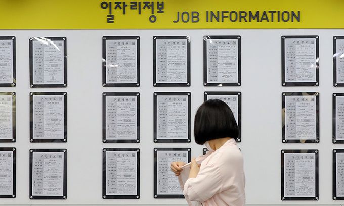 “내 일자리는…” 10일 서울 마포구 고용복지플러스센터 일자리 정보 게시판에 게시된 구인구직 안내문을 한 시민이 살펴보고 있다. 뉴스1