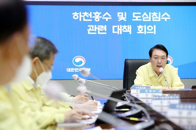 윤석열 대통령이 10일 오전 서울 정부서울청사 중앙재난안전상황실 서울상황센터에서 열린 하천홍수 및 도심침수 대책회의를 주재하고 있다. 연합뉴스