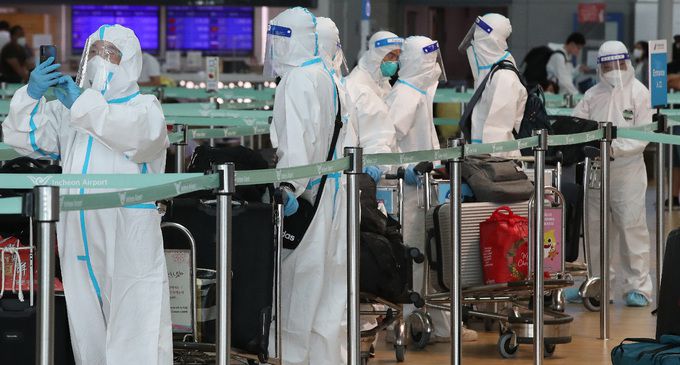 11일 오후 인천국제공항 출국장에서 방역복을 입은 승객들이 탑승 수속을 기다리고 있다. 인천공항=뉴스1