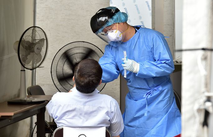 8일 대구 수성구보건소 선별진료소에서 한 시민이 PCR 검사를 받고 있다. 대구=뉴시스