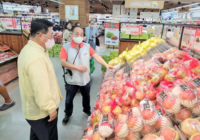 대형마트 물가 점검 현장. 한국농수산식품유통공사 김춘진 사장(좌측)