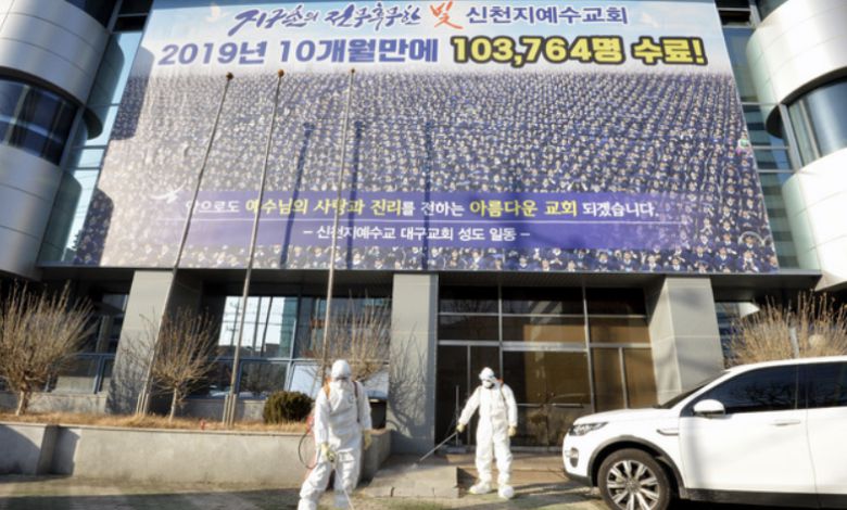 지난 2020년 2월19일 오후 대구 남구 대명동 신천지 교회에서 남구보건소 관계자가 방역작업을 하고 있다. 대구=뉴시스