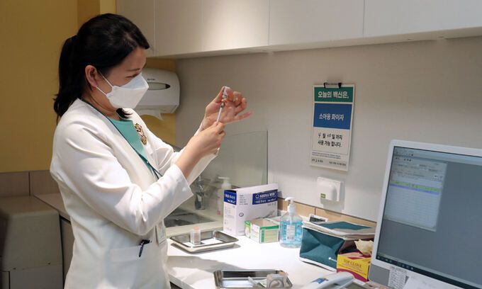 서울의 한 소아청소년과 병원에서 의료진이 소아·청소년용 백신을 준비하고 있다. 연합뉴스