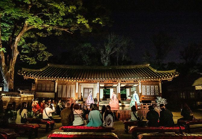 창덕궁 달빛기행 행사 도중 ‘연경당’에서 국악 공연이 펼쳐지는 모습. 한국문화재재단 제공